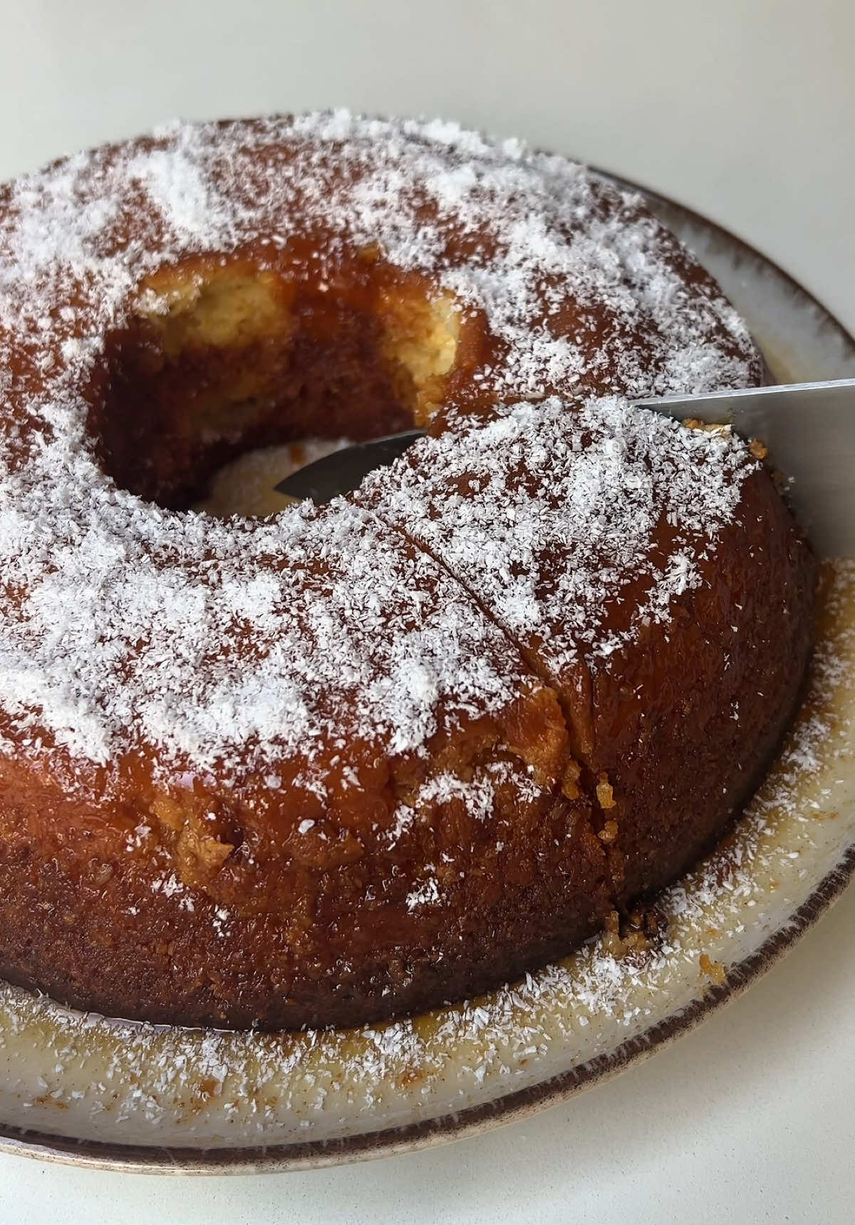 BOLO QUEIJADINHA  Ingredientes: 1 lata de leite condensado (395g) 4 ovos 500g de leite  190g de coco ralado 100g de queijo parmesão ralado 50g de açúcar  40g de farinha de trigo +400g de açúcar para o caramelo! #receitas #receitasfaceis #receitasimples 