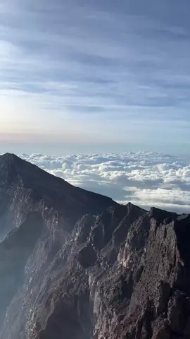 rindu denganmu hanyalah kata,faktanya yang aku kunjungi hanyalah langit langit nusantara😊 #raung 