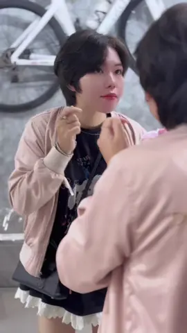 💇‍♀️ Mái tóc cũng như cơ thể – đẹp là do CÂN ĐỐI, không phải do SỞ THÍCH. Tóc dài hay ngắn, dày hay mỏng… không quan trọng bằng việc nó có thật sự “hợp” với bạn không. Giống như chiều cao và cân nặng, vẻ đẹp luôn đến từ sự cân đối, chứ không phải từ sở thích nhất thời. ✨ Bạn khách đến salon, ôm theo ước mơ tóc phù hợp  nhưng khi nhìn kỹ trong gương – gương mặt lại nhỏ, phần ngọn tóc mỏng, xẹp, có một chút bị vút đuôi chuột… nhìn tổng thể mong manh. Vì tóc, cũng như cuộc sống – chỉ khi đủ hài hòa, mới thật sự đẹp. Không phải ai tóc dày là sang, ai tóc dài là đẹp. 👉 Mỗi người phụ nữ đều có “tỉ lệ vàng” riêng. Tóc chỉ cần đúng tỉ lệ đó, bạn sẽ không cần cố gắng vẫn tỏa sáng một cách tự nhiên#tocdep 