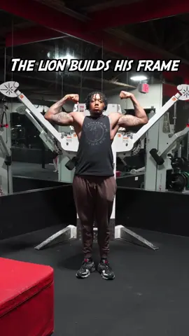 Push like a lion… pull like a lion🦁  #fyp #GymLife #Fitness #chestbackwork #lionking 