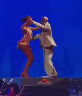 Asake on a different level of stage performance now! 🔥🔥🔥🔥🔥  Lewve entertainment for Omo Odua . 