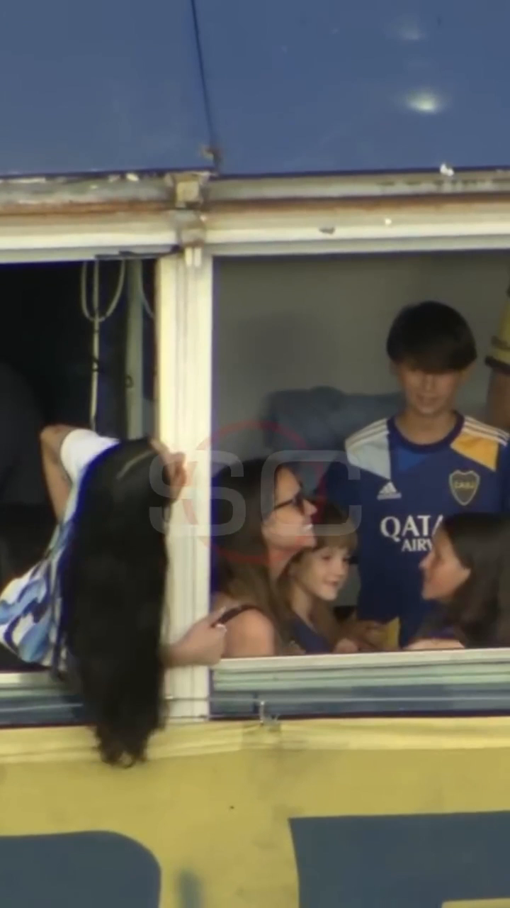 Así vivió #DuaLipa el Superclásico Argentino entre #BocaJunios y #RiverPlate desde la #Bombonera. 🤩 ⚽️ Vía scespn/IG