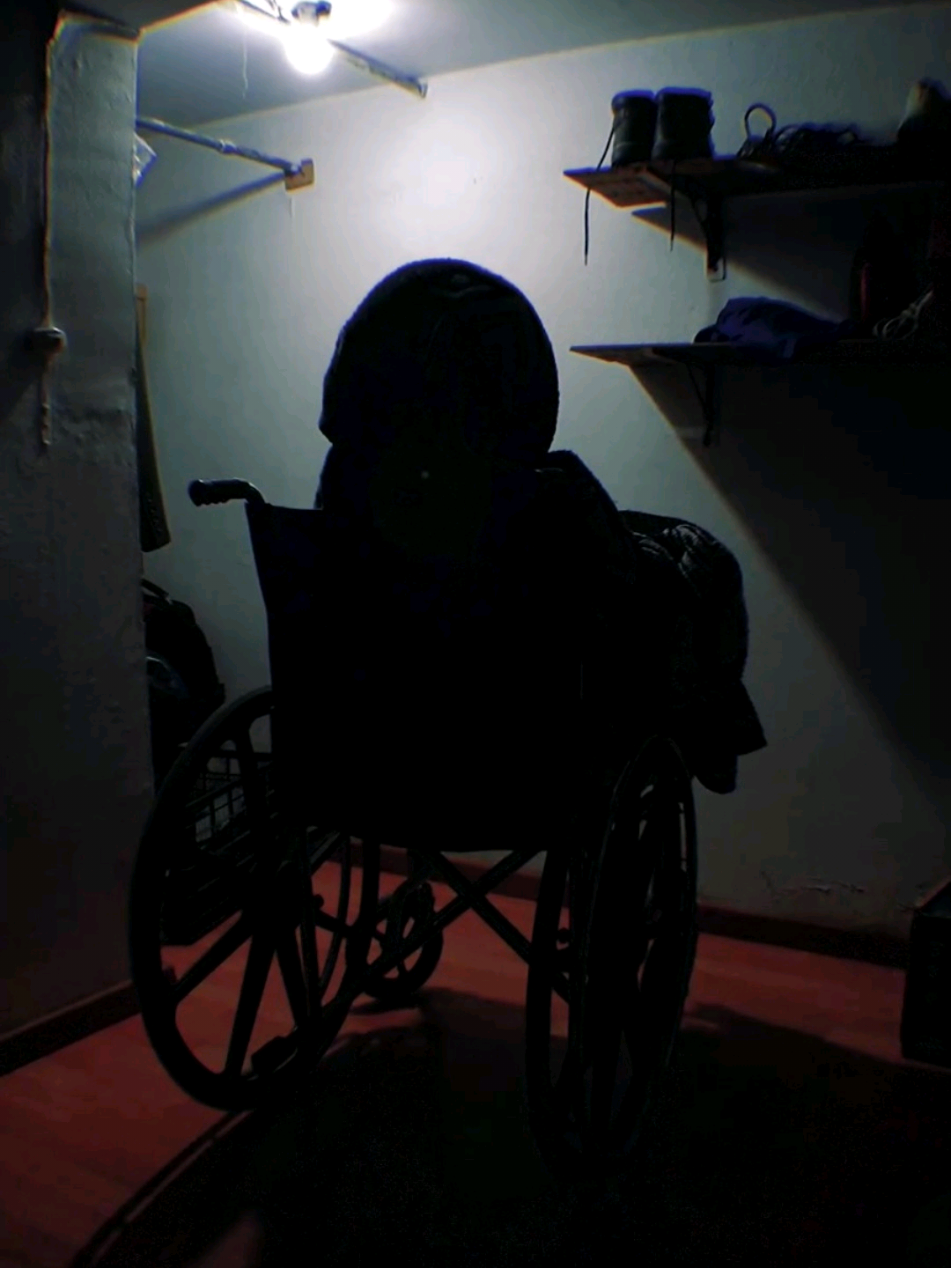 Una cortina como puerta es esa solución que todos conocemos. No es privacidad real, solo una ilusión de tener un espacio propio.  No es una puerta. Es un 