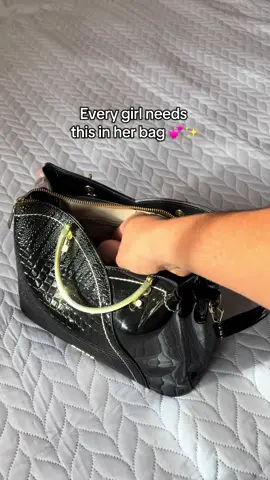 I love this mini straightener 🥰🫶 #ministraightener #GlowUp #hairhack #hairlove #christmas 