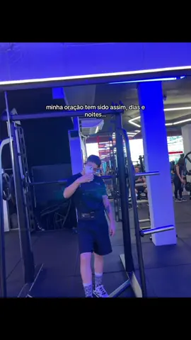 Te esquecer está sendo muito difícil. Tentei conhecer outra pessoa, mas ainda sinto você aqui. Sinto sua falta nas horas de fazer o jantar, de ir treinar, de acordar, de limpar a casa. Lembro quando a gente lavava o quintal juntos e você ficava com a vassoura; agora sou eu que fico com a mangueira e a vassoura, e o silêncio parece ainda maior. Ficar sozinho tem seu lado bom, mas às vezes me pego lembrando da gente, das conversas que nunca terminavam, das risadas bobas, dos planos que a gente fazia mesmo sem saber se iam dar certo. É estranho olhar para os lugares onde você costumava estar e ver só vazio. Você desistiu de nós muito fácil, pelo menos é assim que parece para mim. E mesmo assim, eu ainda estou aqui, tentando entender onde tudo mudou, tentando juntar os pedaços e seguir. Talvez um dia eu consiga, mas hoje ainda dói. #ex #foryou #intenso #viral #fyp 