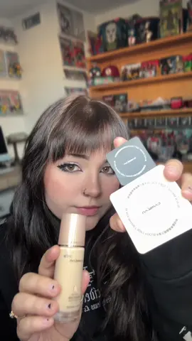 I’m actually in love with the powder, I think I’ll like the foundation in like a month when it matches my skin a bit better lol Do yall like voiceovers? Or just text? Or me actually talking in the video? I have no idea how to do reviews guys I’m BAD AT THIS 😭😪 #review #makeup #grwm #freesample #mua 