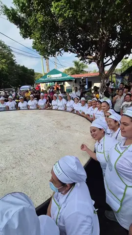 LA #PUPUSA MÁS GRANDE DEL MUNDO/ De #Olocuilta para  #salvadoreños #SanSalvador #ElSalvador @Tropigas.sv 