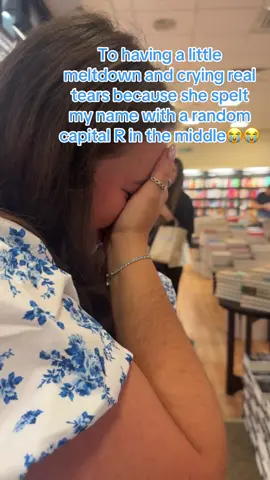 This is hurting my head to look at😭😭 #liztomforde #booksigning #windycity #BookTok #bookish 