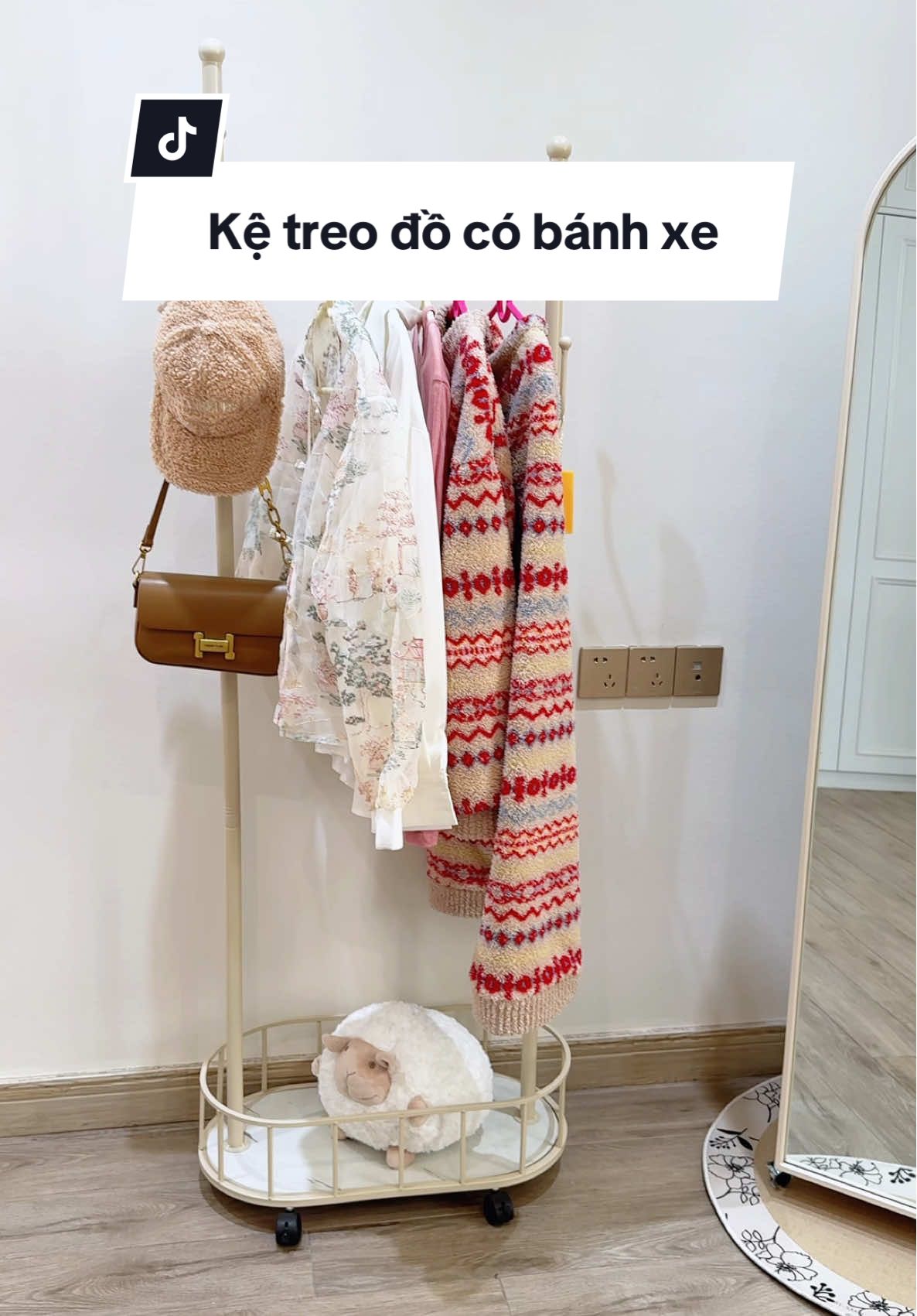 Kệ treo đồ có bánh xe siu xinh #giatreoquanao #ketreoquanao #decorsiuxinh #giadungtienich 