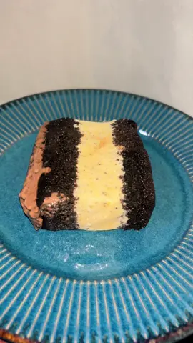 Bolo gelado de maracujá 🍰😋 #bologelado #maracuja #bolo #molhadinho #chocolate 