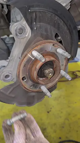 wheel stud installation trick #automotive #howto #mechanic 