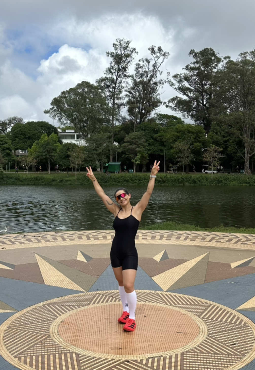 Minhas considerações correndo pela primeira vez no Parque Ibirapuera de São Paulo!! Prós: Parece que você está participando de uma corrida, de tanta gente 😳  Contra: Não consegui correr em “círculo” e quase saí do parque várias vezes 😂😂 Mas eu AMEI! Que energia boa! 🥰 #corridaderua #corremulher #run #Running 