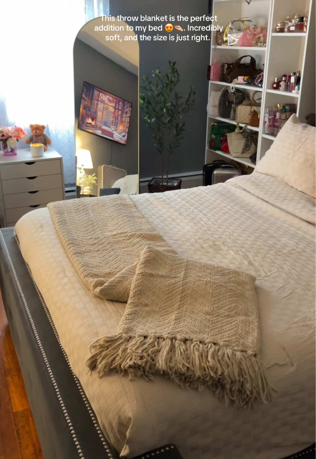 So soft, cozy, and beautiful 😻  It’s of very good quality which I love! #throwblanket #bedding #comforter #comforterset #bedroomdecor 