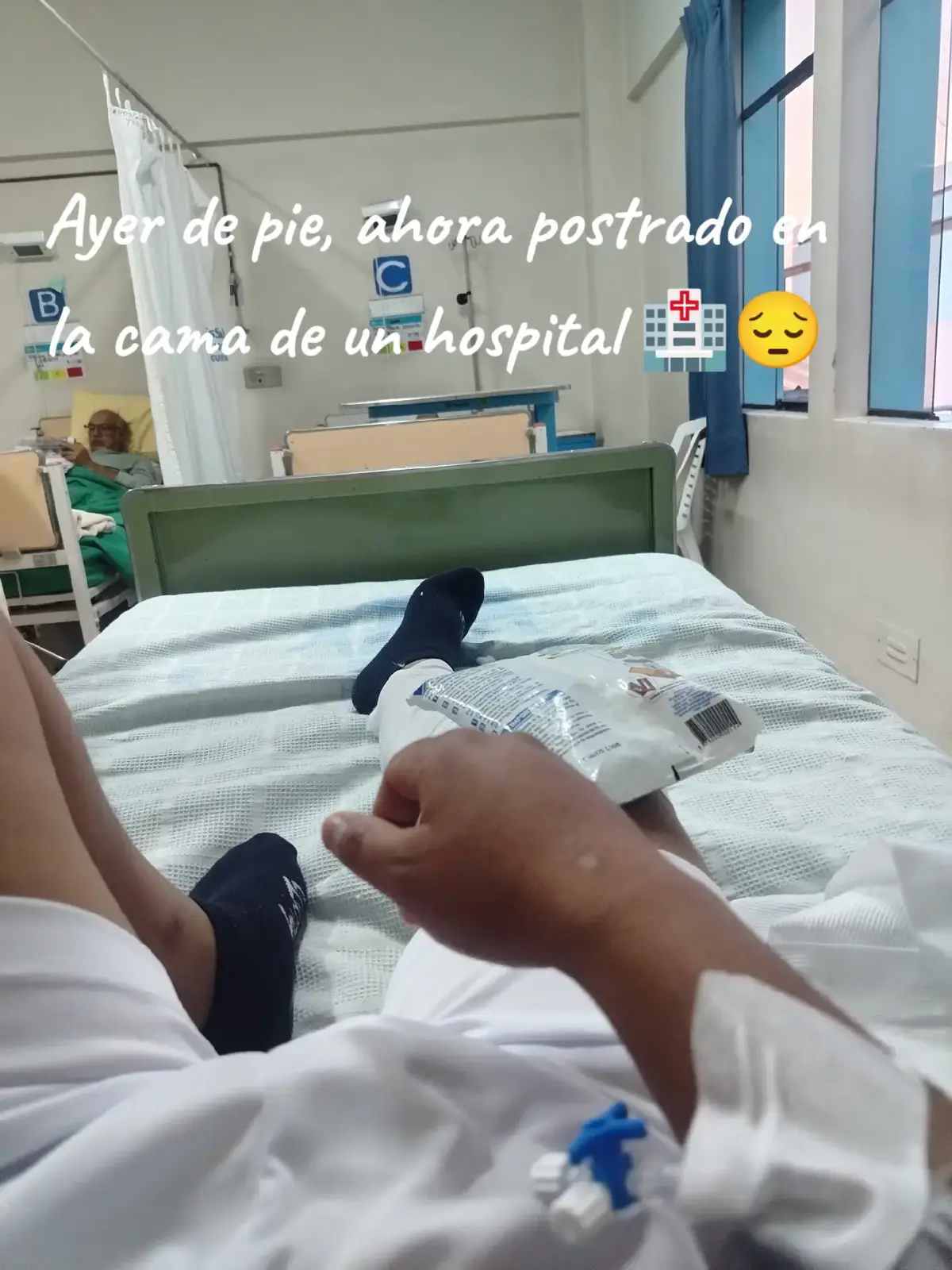 Postrado en la cama de un hospital 