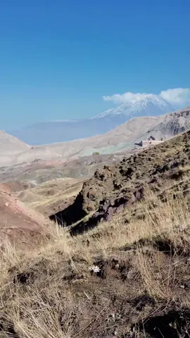 Keklik seslerinin yankılandığı vadilerden İshak Paşa Sarayı ve Ağrı Dağı … #kralgezgin  #ishakpaşasarayı  #ağrıdağı  #doğubeyazıt  #ağrı 