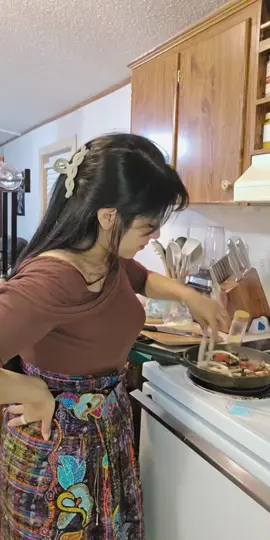 Y aqui seguimos solo que sin compartirles un poquito para que aprueben😔, pero bueno les dejo una idea nomas 😅😅#paratodos #recetas #comidatiktok #chapinaenusa🇬🇹🇺🇸 #paratodos 