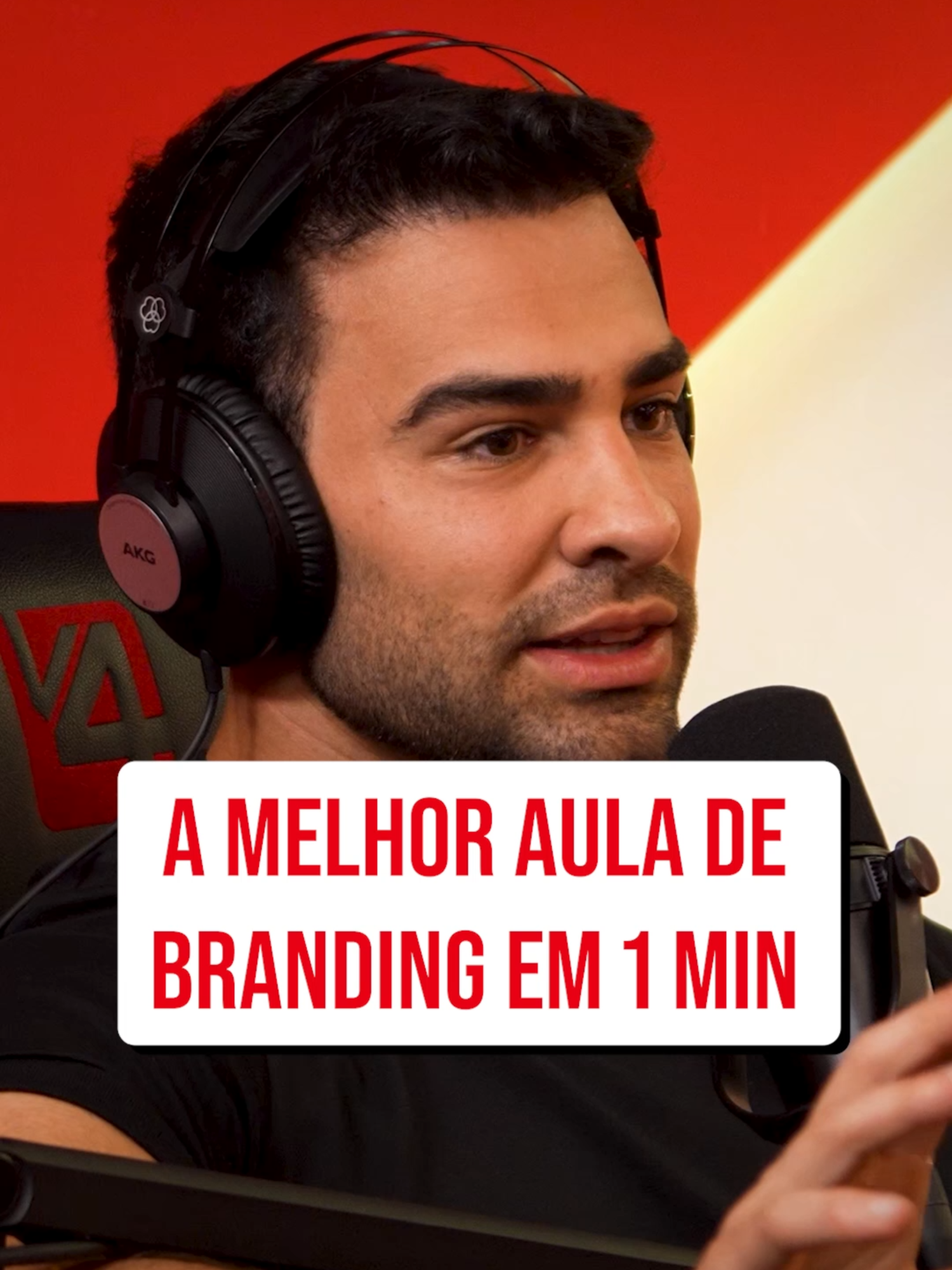 Clique no link da bio para ver o episódio completo🔥 Trecho do episódio 288 do ROI Hunters. Neste episódio, recebemos o Marcos Paulo, mentor de infoprodutores e estrategista por trás de múltiplos 8 dígitos em vendas no digital. Com uma visão afiada sobre branding que converte, ele mostrou como transformar sua imagem em um ativo de crescimento — construindo uma marca pessoal que gera autoridade, vendas e lucro real. Se você vende serviços, infoprodutos ou quer aumentar sua presença no mercado, esse episódio é pra você. O que você vai aprender neste episódio: ✅ A diferença entre audiência, relevância e influência — e como isso impacta suas vendas ✅ Como construir um branding pessoal que gera respeito, oportunidades e ROI direto ✅ Marca pessoal ou marca corporativa: o que gera mais ROI? ✅ Como criar um movimento que atrai, conecta e fideliza clientes ✅ O papel das soft skills e do autoconhecimento na performance de empreendedores e líderes ✅ A importância do contexto estratégico para decisões tomar e crescer com eficiência #marketingdigital #branding #socialmedia #marketingdeinfluencia