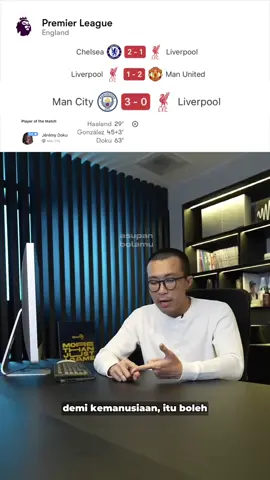 Manchester City tampil perkasa saat menaklukkan Liverpool dengan skor 3-0 dalam lanjutan Premier League 2025/26 di Etihad Stadium, Minggu (9/11). Kemenangan ini menjadi momen spesial bagi Pep Guardiola yang merayakan laga ke-1.000 sepanjang karier kepelatihannya. Erling Haaland membuka keunggulan City pada menit ke-29 setelah sempat gagal mengeksekusi penalti, memanfaatkan umpan Matheus Nunes. Menjelang babak pertama berakhir, Nico González menggandakan skor lewat tendangan keras yang sempat mengenai bek Liverpool. Di babak kedua, Jérémy Doku menutup pesta gol dengan aksi individu spektakuler pada menit ke-63. Liverpool sebenarnya sempat mencetak gol lewat Virgil van Dijk, namun dianulir karena offside. The Reds kesulitan membangun serangan dan nyaris tak menciptakan peluang berbahaya sepanjang laga. Dengan hasil ini, Manchester City naik ke posisi kedua klasemen dengan 22 poin dari 11 laga, hanya terpaut empat poin dari Arsenal di puncak. Sementara itu, Liverpool terpuruk ke posisi kedelapan dengan 18 poin dan menghadapi tekanan besar untuk bangkit. Guardiola memuji performa timnya yang disebut “tampil sempurna di laga penting”, sementara Klopp mengakui City lebih dominan dan efisien di semua lini. #ManCity #Liverpool #PremierLeague #Guardiola #Haaland   