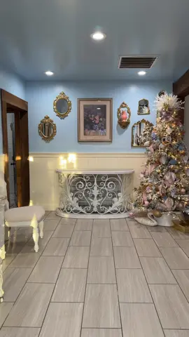 I’m not decorating my foyer but I just couldn’t wait to show yall my tree 😌💕  #fyp #pinkchristmas #christmasdecor #paratii #thegrinch 