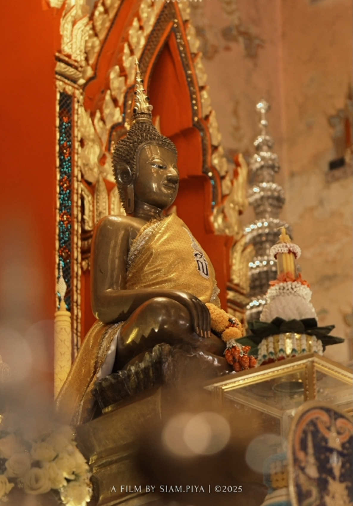 หลวงพ่อพระใส พระคู่บ้านคู่เมืองหนองคาย หลวงพ่อพระใส พระพุทธรูปศักดิ์สิทธิ์คู่บ้านคู่เมืองหนองคาย หล่อด้วยทองสัมฤทธิ์ทั้งองค์ มีพุทธลักษณะงดงามแบบล้านช้าง เป็นที่เคารพศรัทธาของชาวอีสานและพุทธศาสนิกชนทั่วประเทศ องค์พระประดิษฐานอยู่ ณ วัดโพธิ์ชัย จังหวัดหนองคาย เป็นศูนย์รวมจิตใจของผู้คนสองฝั่งโขง โดยเฉพาะในช่วงเทศกาลสงกรานต์ จะมีงานอัญเชิญหลวงพ่อพระใสแห่รอบเมืองอย่างยิ่งใหญ่ เพื่อความเป็นสิริมงคลแก่ชาวหนองคาย ⸻ Luang Phor Phra Sai — The Sacred Buddha of Nong Khai Luang Phor Phra Sai is the highly revered Buddha image of Nong Khai Province. Cast entirely in bronze in the Lao-Lan Chang style, the image symbolizes peace and protection for the city. Housed at Wat Pho Chai, Phra Sai is the spiritual heart of both Thai and Lao devotees. During the Songkran Festival, the image is ceremoniously paraded through the streets, bringing blessings and joy to all who pay homage. ⸻ #หลวงพ่อพระใส #วัดโพธิ์ชัย #หนองคาย #พระคู่บ้านคู่เมือง #ศรัทธา       