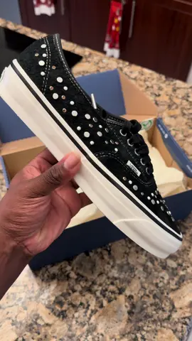 @vans is not disappointing with their upcoming sneakers and this one is not an exception. Love these new sneakers 🔥🔥🔥. Will these be on your Christmas list? #vans #skatelife #holidayshopping #kotd 