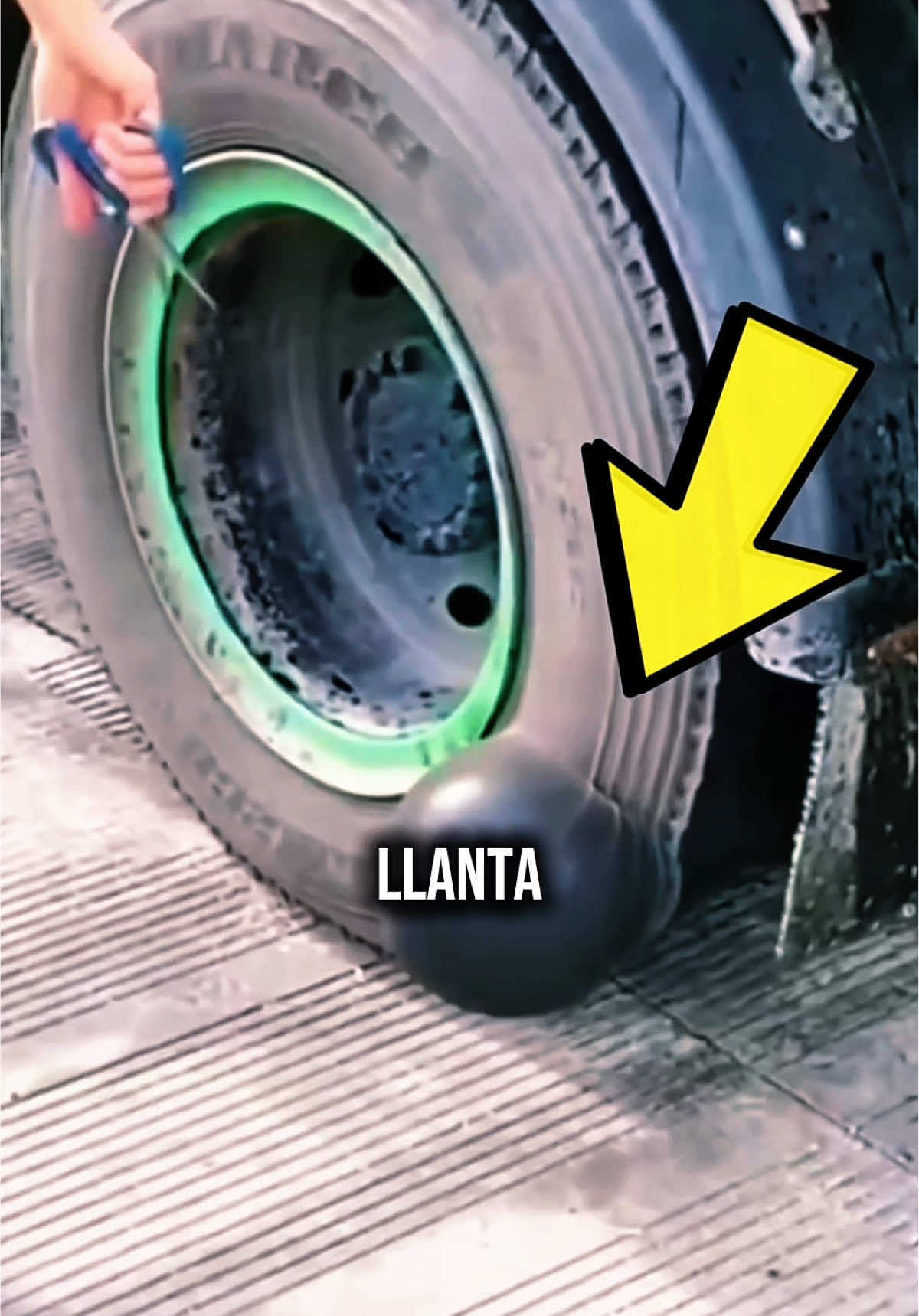 🚨 ¡No revientes esa burbuja en tu llanta! Podría salvarte la vida 🛞💥 Esa burbuja que ves en tu llanta no es algo normal ni inofensivo. Es una señal de que algo anda muy mal. En este video te explico por qué jamás deberías pincharla y qué hacer si te aparece una. 👇 #SeguridadVial #Autos #CuriosidadesDeCoches #Mecánica #ConsejosDeConducción  