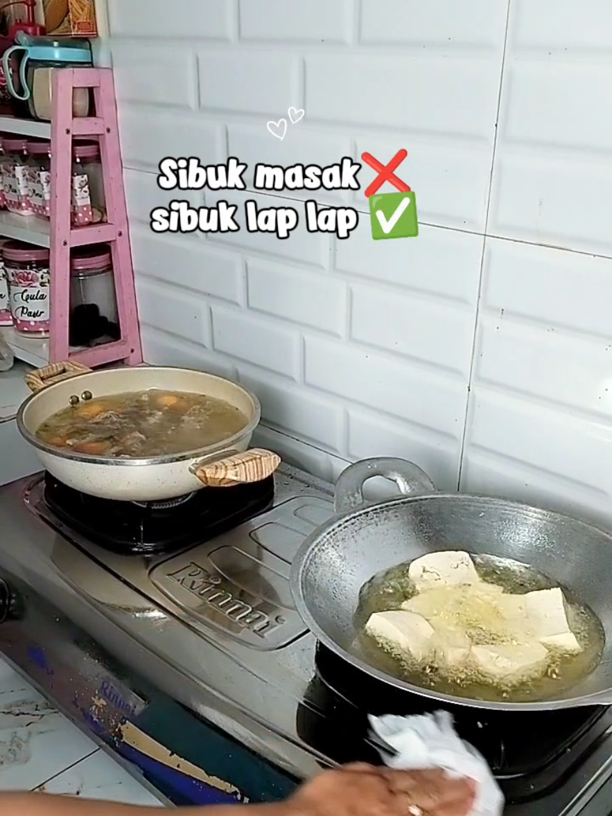 Tiktok tuh senang banget liat aku lap lap terus,jadinya makin rajin lap lap pake tisu kompor😝 untung aja tisu nya bisa d cuci,jadi gak bikin boros😍 #tisukompor #tisuserbaguna #tisumurah 