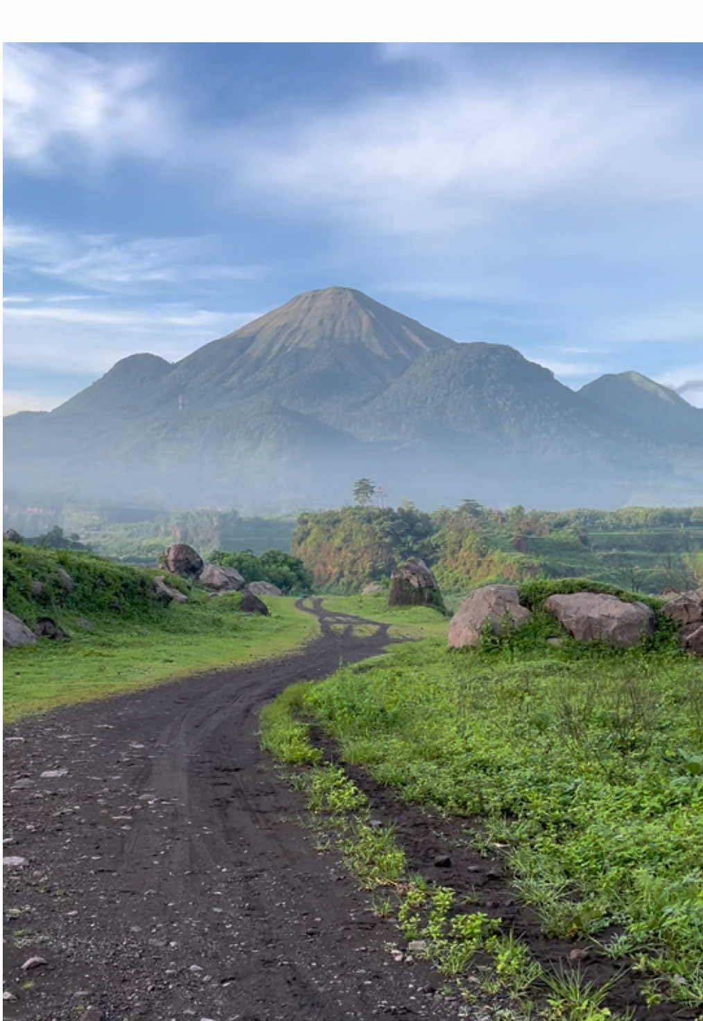 Filling gudd ⛰️ Ranu manduro dulunya bekas galian tambang pasir dan batu. Setelah pertambangan selesai tempat tersebut tutup dan kemudian menghasilkan imitasi alam berupa danau dan padang rumput. Waktu terbaik berkunjung pagi hari atau setelah matahari terbit  #ranumanduro #mojokerto #pesonaindonesia #eastjava 