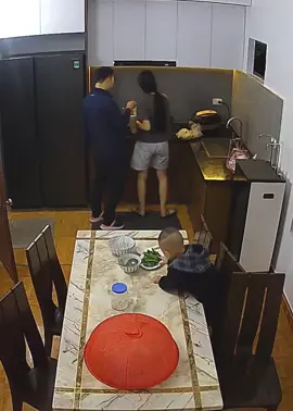 Trả lời @Ngọc🍓   Chồng đi làm về trời mưa nhưng vẫn phải ghé quán mua cho vợ cốc trà sữa vì vợ thích 🤣. Cũng không bất ngờ lắm vì nhìn mặt ổng là biết có gì rồi 😂😂😂#xuhuong #fypシ #tiktok 