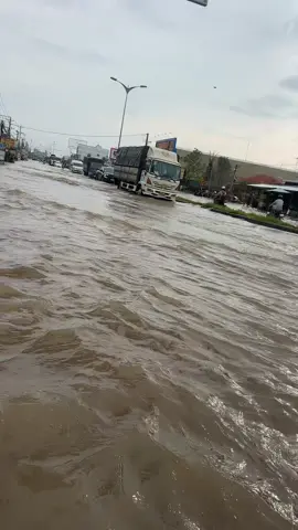 Ko hề co giọt mưa nào luôn 😂🤪