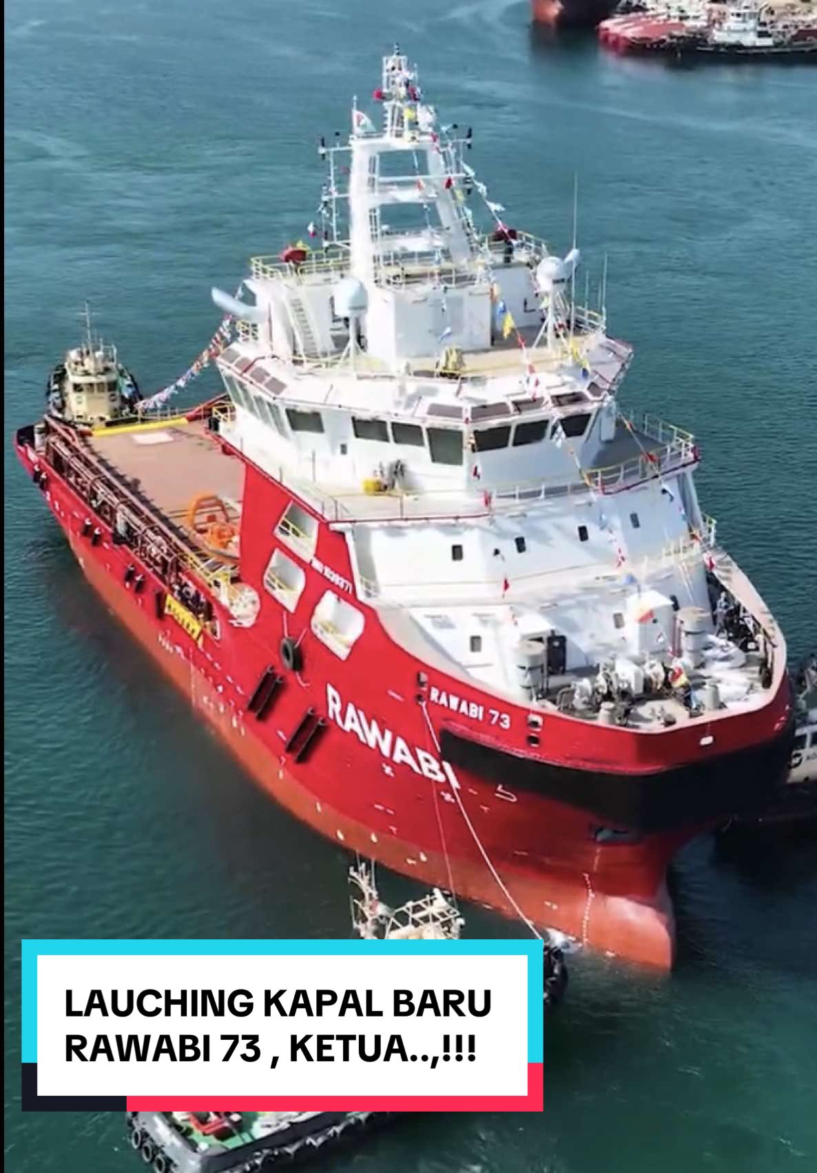 ⸻ 🗣️ Percakapan: A: Lapor Ketua, kapal R73 baru saja sandar dengan aman di dermaga 2. B: Diterima. Bagaimana dengan R74? A: Kapal R74 sudah dalam perjalanan menuju pelabuhan, estimasi sandar 1 jam lagi, Ketua. B: Baik, tetap pantau dan pastikan aman. Jangan sampai kapalnya nyasar ke warung kopi ya. 😆 A: Siap Ketua! Tapi kalau nyasar ke warung kopi, saya ikut jaga… sambil pesan satu gelas dulu! ☕️⚓️