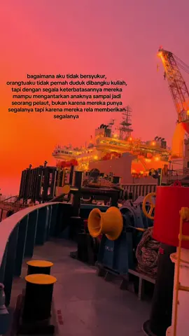 bagaimana aku tidak bersyukur,  orangtuaku tidak pernah duduk dibangku kuliah,  tapi dengan segala keterbatasannya mereka mampu mengantarkan anaknya sampai jadi seorang pelaut, bukan karena mereka punya segalanya tapi karena mereka rela memberikan segalanya  #pelautstory #offshorelife #pelautindonesiatiktok #pelautindonesia #quotestory 