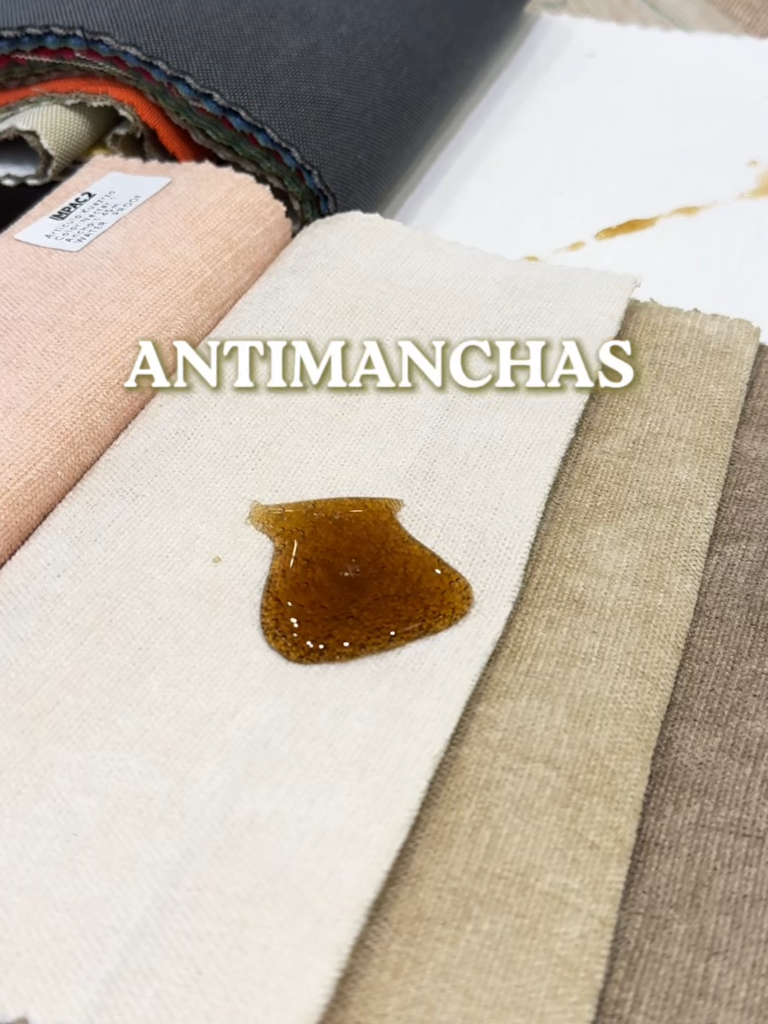 ¿Querés saber si tu sillón es antimancha de verdad? La posta que en una tela buena, el líquido queda arriba y se limpia fácil. En una común se absorbe al toque y es una mancha garantizada. #telasresistentes#sillones #sillonesfacildelimpiar #telasparasillones #tipsdeco