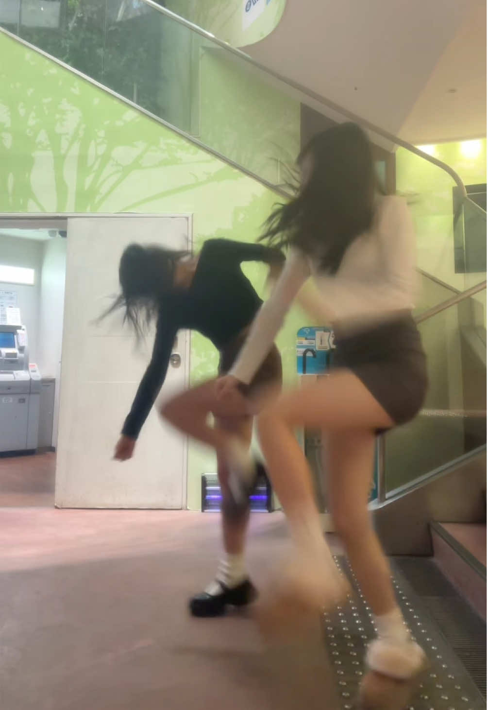 こはちゃんがに股やめれるか。そして私リズム感が肝すぎて蛙化。#ぶーん