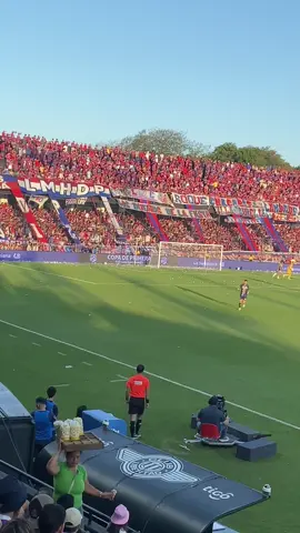 EN EL ALIENTO DE ESTA HINCHADA HAY PASIÓN, HAY AMOR Y LOCURA 🔵🔴 #cerroporteño #lmhdp #ccp #paraguay #laplaza 