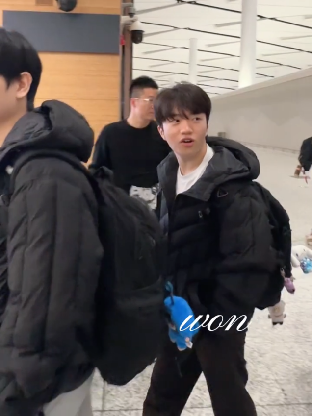 2 nhà về cùng chuyến bay, đúng kiểu 2 thái cực luôn 😅 #Doran #Oner #Faker #Gumayusi #Keria 