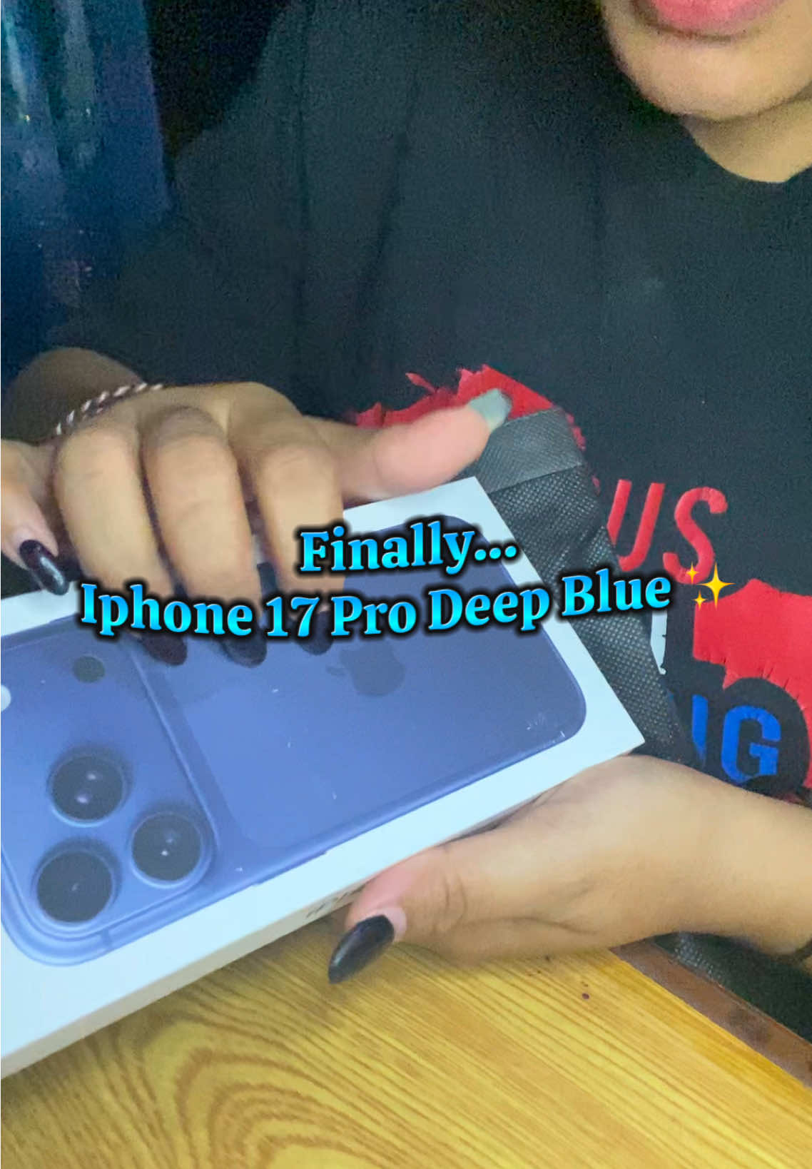 Bukan video unboxing krna sa su minta di unbox di iboxnya langsung untuk cek kelengkapan dan keamanan iphonenya dlu.. Jadi sampai di sa pu tangan aman, tnggal setting dan pakai.. ☺️ #iphone17pro #iboxindonesia #serui_papua_indonesia #fyp #papua 