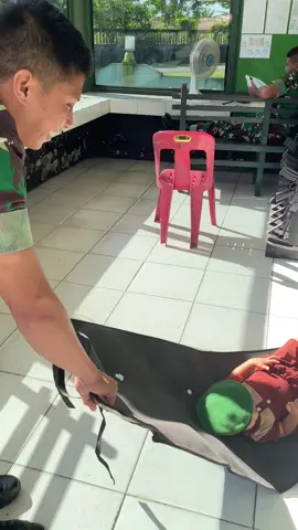 Anak yang selalu pasrah dan senang mau di apain aja,adiks ozil semoga mamanya ngga liat 😂