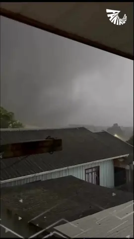 O programa Fantástico esteve neste domingo (9) em Rio Bonito do Iguaçu (PR), região devastada por um tornado com ventos de até 250 km/h. A reportagem mostrou o sofrimento de quem tenta recomeçar após a destruição de cerca de 80% das construções do município. Casas, escolas, igrejas e comércios foram completamente destruídos. Centenas de famílias estão desabrigadas e dependem da solidariedade da população e da ajuda dos governos estadual e federal. #Fantástico #Tornado #RioBonitoDoIguaçu #Destruição #Solidariedade 