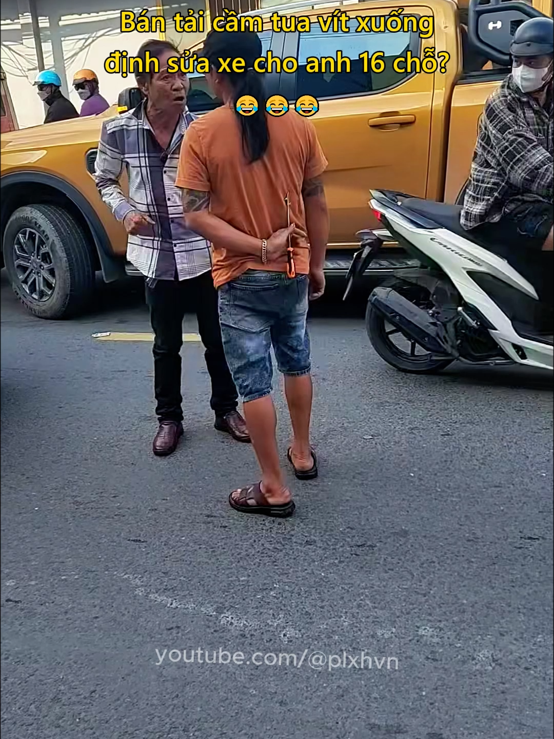 Bán tải cầm tua vít xuống định sửa xe cho anh 16 chỗ?😂 #giaothong #vanhoagiaothong #giangho #plxhvn #phapluatxahoi