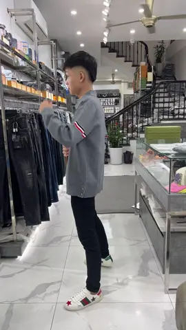 Khoác len hàng neww em zai qua vỉa 🤣😍#thoitrangquangchau #xuhuong2025 #shopping #hoangtuechshop 