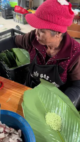 Gói bánh chưng gù #bánhchưngliên #dacsansach_hagiang #toiyeuvietnam 