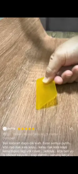 Ramai customer kita puas hati gila lepas beli wallpaper dari kita! Kata mereka, kualiti memang padu — tebal, senang pasang, tak cepat koyak, dan bila dah tampal tu terus nampak cantik macam rumah baru renovation. Biasalah, orang Malaysia suka benda cantik tapi harga masih ok — sebab tu ramai repeat order. Design pun banyak pilihan, dari simple sampai la style mewah, semua ada. Confirm naik seri rumah, tak payah bayar contractor pun!