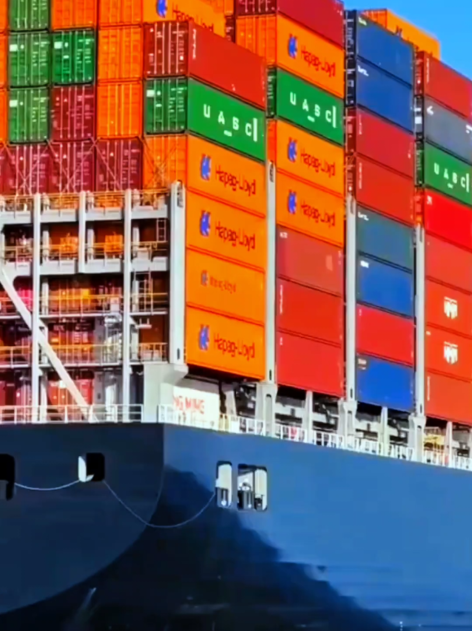 containers falls into ocean. _shorts _shortsfeed _viral _facts _youtubeshorts(720P_HD) @TikTok UK 