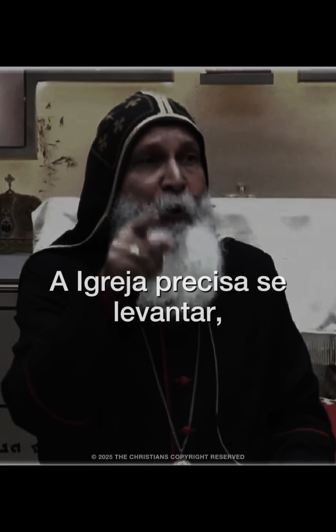 Voltar para Cristo é o ponto de partida da verdadeira vida. É dali que nasce o arrependimento genuíno, é dali que o coração encontra o caminho de volta para casa. Cristo não te chama para um momento de emoção, mas para uma vida de entrega e constância. Ele não busca tua aparência, busca teu coração. Ele não quer parte de ti, quer tudo o que há em ti. O mundo te oferece distrações e vazios disfarçados de alegria. Cristo te oferece cruz, verdade e paz. Ele não promete conforto, promete propósito. Porque é na obediência que nasce a verdadeira liberdade. Viver com Cristo é andar contra a corrente. É negar a si mesmo todos os dias. É escolher o céu quando o mundo te oferece o palco. Quem anda com Cristo não busca aplauso, busca santidade. Não vive para ser notado, vive para ser fiel. O problema da geração de hoje é que quer Cristo, mas não quer a cruz. Quer salvação, mas não quer arrependimento. E sem arrependimento, não há volta. Sem santidade, ninguém verá o Senhor. A igreja precisa acordar. Precisa se levantar do sono espiritual, deixar o orgulho, o pecado, a indiferença. Porque o tempo da graça está se encerrando, e o Rei está voltando. Só permanecerá de pé quem construiu a casa sobre a rocha, quem viveu não de palavras, mas de obediência. Voltar para Cristo é mais do que uma decisão — é um chamado à vida, à verdade e à eternidade. 📜 Quer aprender o que é viver para Cristo de verdade? Leia o e-book “Vencedores de Cristo ✝” — link na bio. #deus #jesus #jesuschrist #god #bishopmarmariemmanuel 
