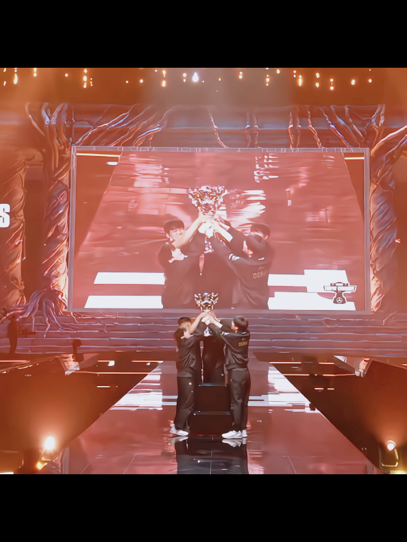 Proud T1 fans!! 6th trophy🏆 3 times world's title(2023-2025) Congrats T1!!! #T1 #leagueoflegends #faker #doran #foryou 