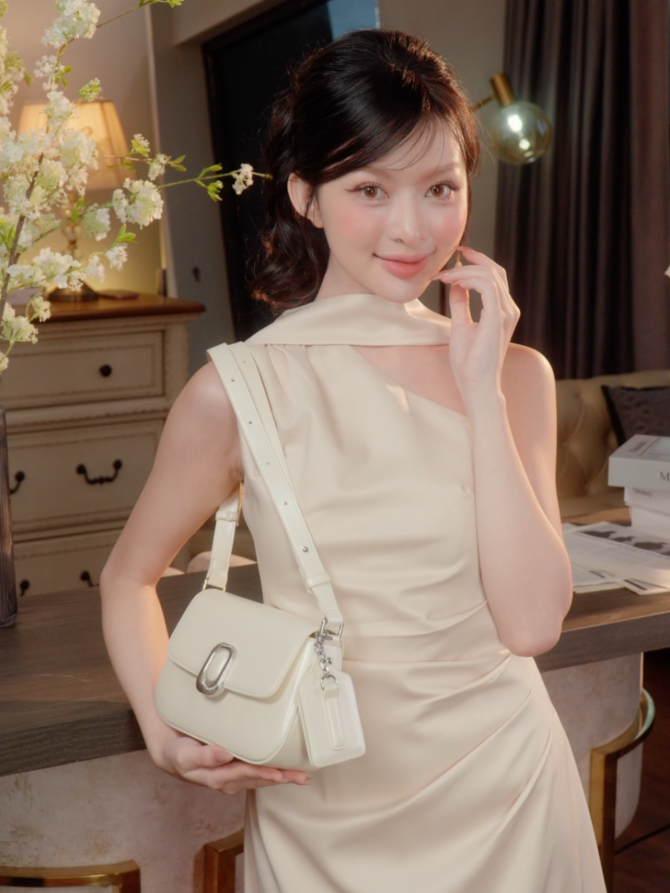 Túi xách Yuumy YN312 với khóa oval và chất liệu Glossy lấp lánh – vừa xinh vừa sang, cầm lên là thấy mood lên liền 💋 Nàng ready cho spotlight chưa nào? 💖 #Yuumy #tuiyuumy #YN312 #tuideocheo #tuixachnu 