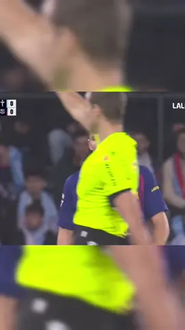 Barcelona menang 4-2 atas Celta Vigo dini hari tadi. ​Bintang pertandingan adalah Robert Lewandowski yang mencetak hat-trick (tiga gol). Satu gol Barcelona lainnya dicetak oleh pemain muda Lamine Yamal. ​Meskipun Barcelona unggul cepat, Celta Vigo sempat dua kali menyamakan kedudukan (2-2) di babak pertama, namun ketajaman Lewandowski dan gol Yamal mengamankan tiga poin bagi Barcelona, meski harus kehilangan Frenkie de Jong yang mendapat kartu merah di menit akhir. #barcelona #celtavigo  #seagames2025 #olahragatiktok  #highlight 
