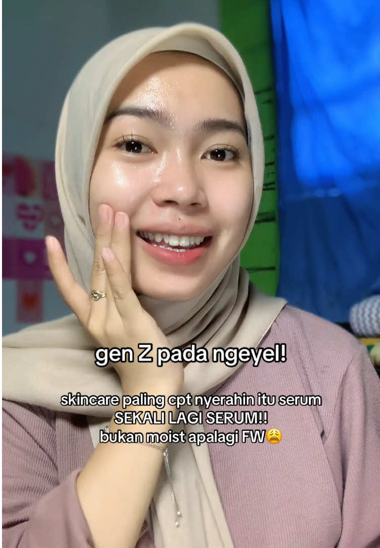 Kalo kalian punya masalah kusam, bekas PIH/PIE ya jgn berharap ke moist atau fw doang. Pake serum brightening yg kandungannya lengkap kaya glowbomb ungu ini. Pake malam sebelum tidur paginya siap” glow in 😉💜
