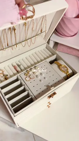 sooo inlove with this jewelry organizer 😍❤️🫶🏻 #jewelryorganizer #accessoriesjewelry #accesoriesorganizer #organizerbox #traveljewelryorganizer 